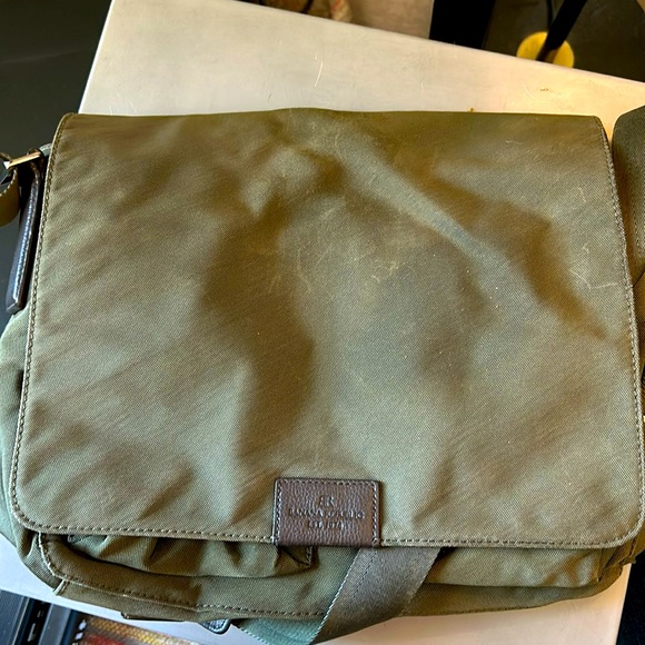 Banana republic green messenger bag used lightly